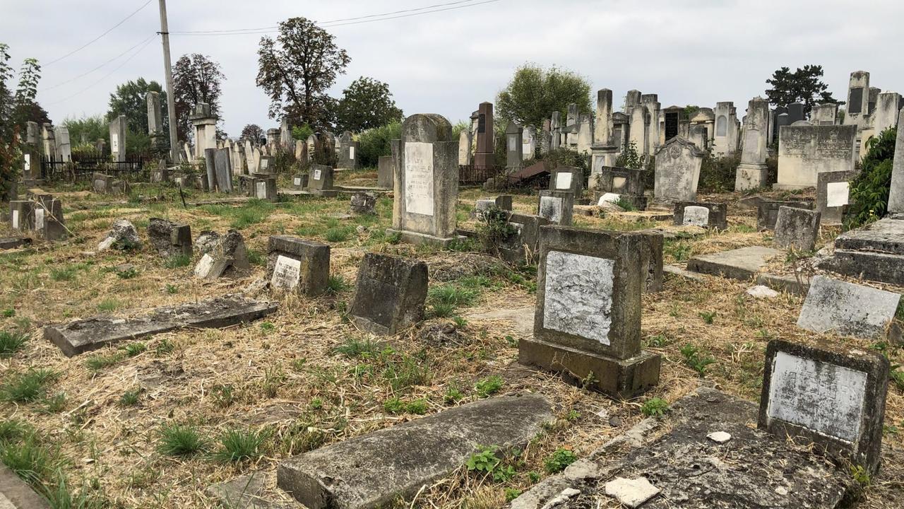 Verwitterte Grabsteine auf dem jüdischen Friedhof  in Czernowitz, Polen.