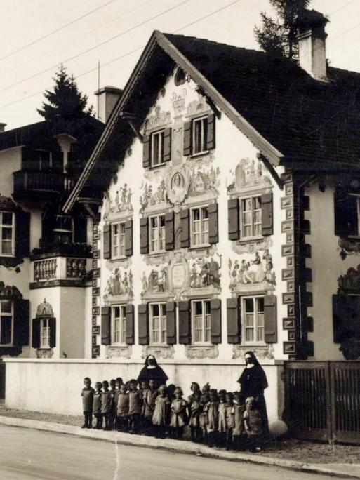 Oberammergau, Nonnen mit einer Kleinkindergruppe vor dem Hänsel-und-Gretel-Heim, 1935.