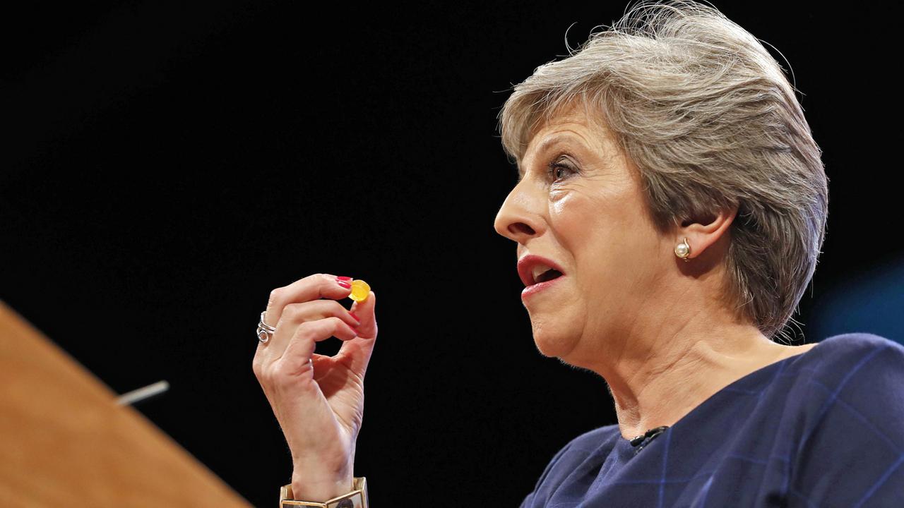 Rede mit Hindernissen: Die britische Premierministerin Theresa May nimmt beim Parteitag der Konservativen in Manchester ein Hustenbombon entgegen.