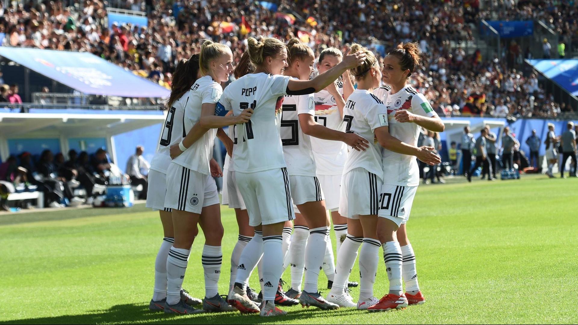 Fußball-WM in Frankreich: Das deutsche Team freut sich über ein Tor von Alexandra Popp im Achtelfinale gegen Nigeria.