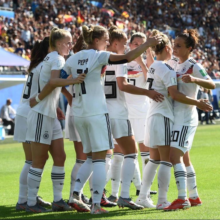 Fußball-WM in Frankreich: Das deutsche Team freut sich über ein Tor von Alexandra Popp im Achtelfinale gegen Nigeria.