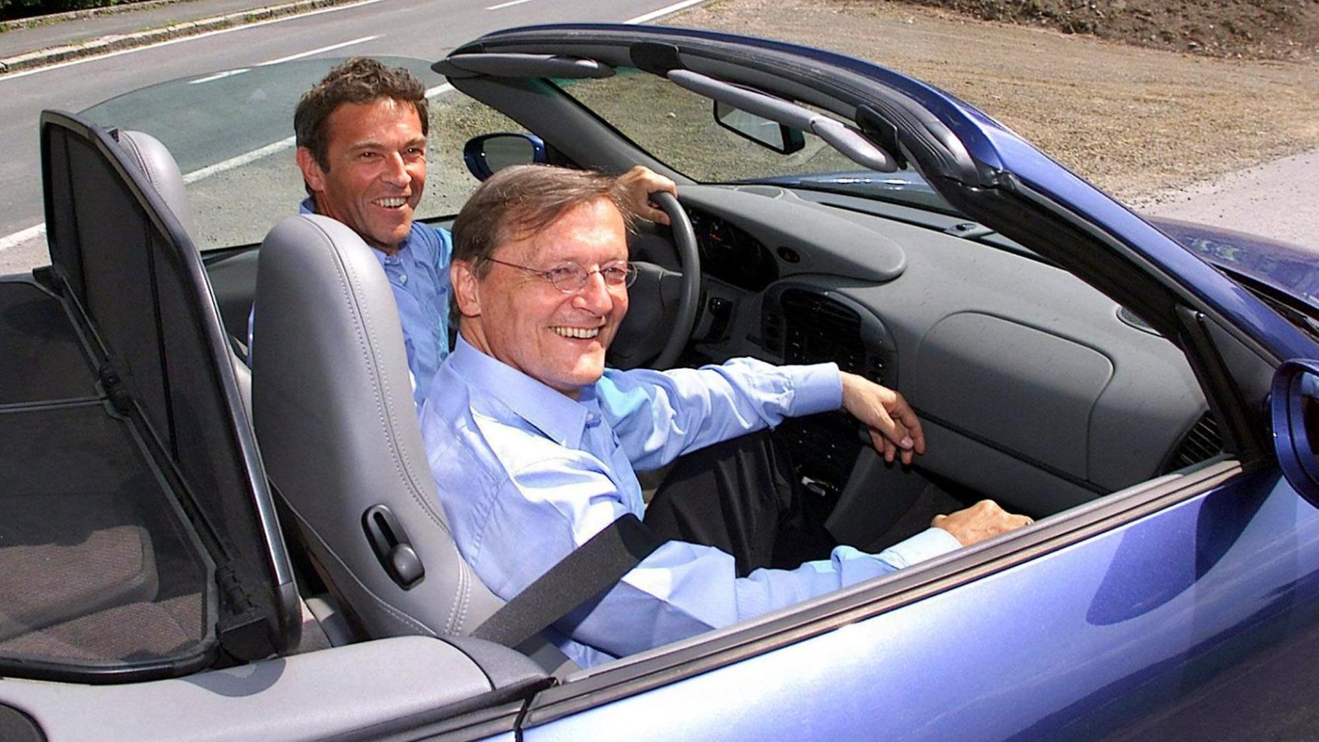 Der österreichische Bundeskanzler Wolfgang Schüssel (rechts im Bild) im Juni 2000 als Beifahrer im offenem Porsche von Jörg Haider, österreichischer Rechtspopulist und Landeshauptmann von Kärnten