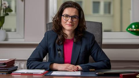 Portrait von Aleksandra Dulkiewicz, Bürgermeisterin von Danzig