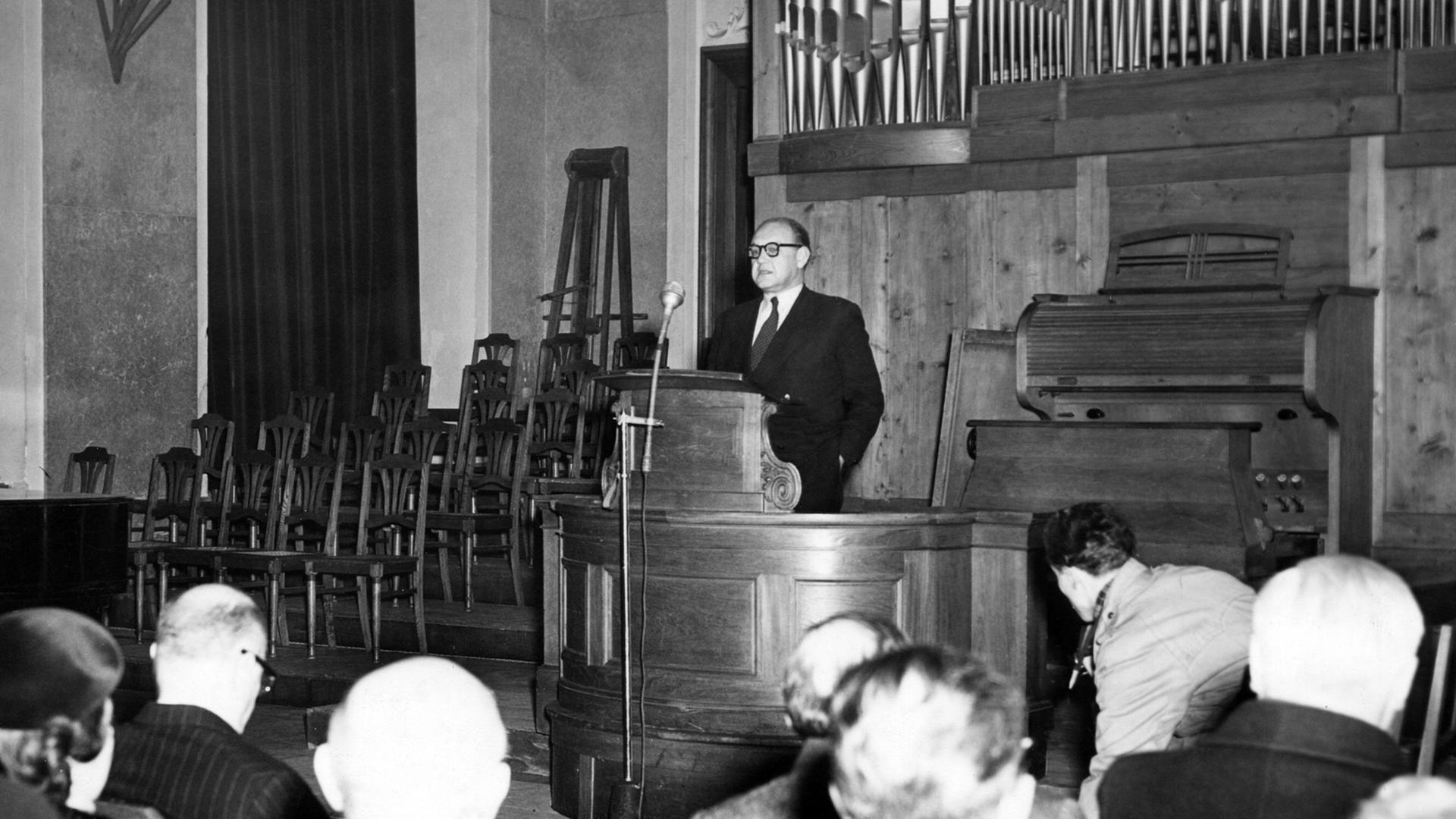 Der Publizist und Hamburger Senatsdirektor Erich Lüth (1902 - 1989) sprach am 11.02.1952 in der Aula der Frankfurter Universität über "Frieden mit Israel" und wandte sich erneut gegen den Regisseur V. Harlan.