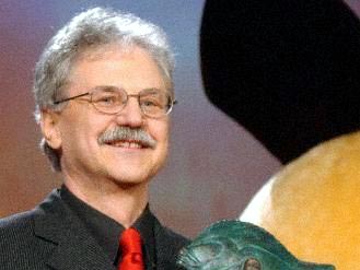 Der deutsche Schriftsteller Paul Maar hält in Leipzig den Deutschen Bücherpreis 2003 in den Händen.