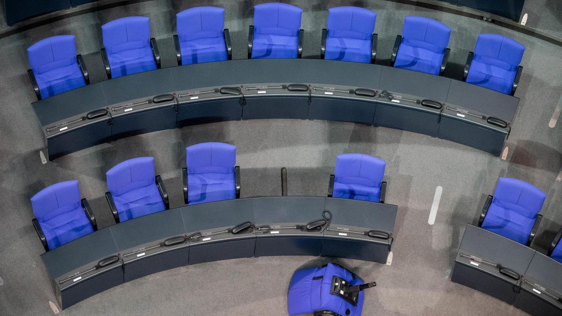 09.01.2020, Berlin: Ein einzelner Stuhl liegt im Plenum im Bundestag vor den Fraktionsreihen der Union.