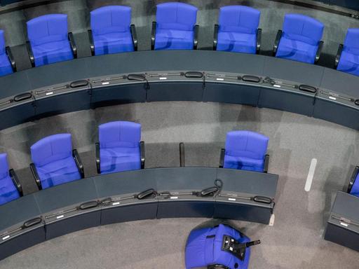 09.01.2020, Berlin: Ein einzelner Stuhl liegt im Plenum im Bundestag vor den Fraktionsreihen der Union.