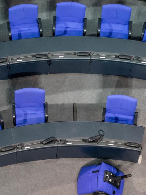 09.01.2020, Berlin: Ein einzelner Stuhl liegt im Plenum im Bundestag vor den Fraktionsreihen der Union.