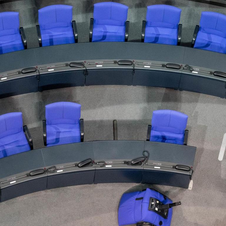 09.01.2020, Berlin: Ein einzelner Stuhl liegt im Plenum im Bundestag vor den Fraktionsreihen der Union.