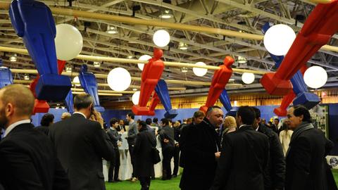 Verhandlungen über Fußballtransfers in einem Mailänder Hotel.