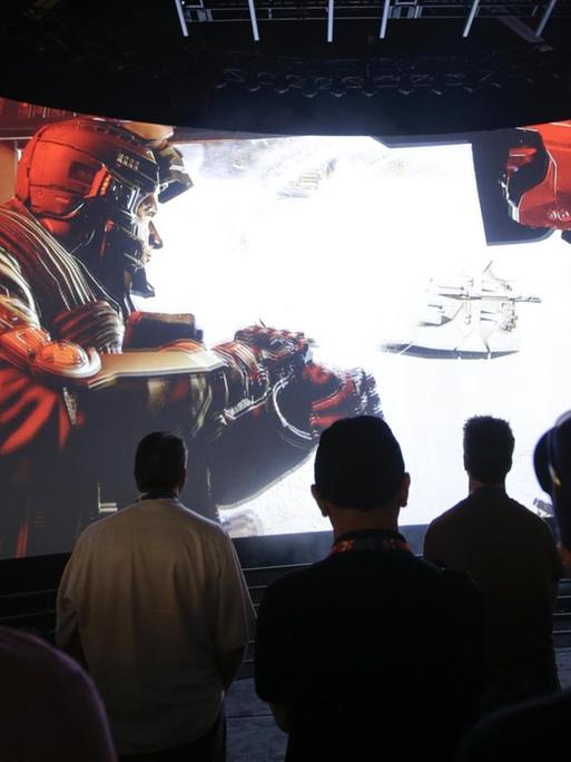 Vorführung des Computerspiels "Call of Duty" vor Publikum (Kalifornien): In einem dunklen Saal sitzt ein Publikum vort einer großen, halbrunden Leinwand und schaut sich Szenen aus dem Game an.