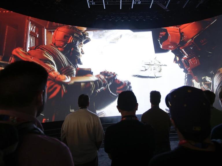 Vorführung des Computerspiels "Call of Duty" vor Publikum (Kalifornien): In einem dunklen Saal sitzt ein Publikum vort einer großen, halbrunden Leinwand und schaut sich Szenen aus dem Game an.