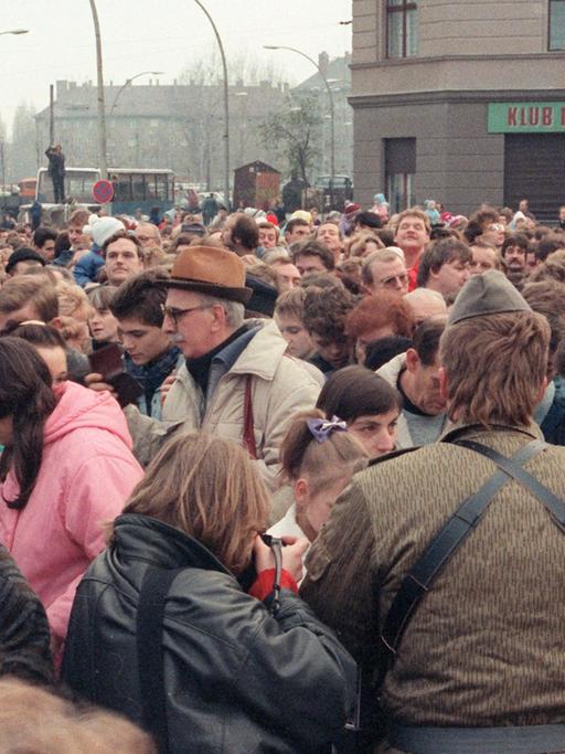 Nach der Öffnung der Grenzen der DDR zur BRD und Westberlin am 9. November 1989 werden überall auch provisorische Übergangsstellen eingerichtet. Auch in der Ebertstraße strömen Tausende nach erfolgtem Mauerdurchbruch in den Westen.