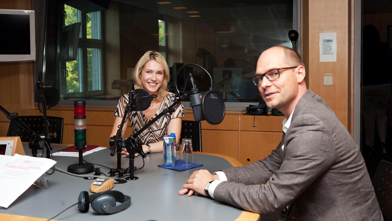 Bundesfamilienministerin Manuela Schwesig (SPD) im Interview mit Moderator Korbinian Frenzel im Studio von Deutschlandradio Kultur.