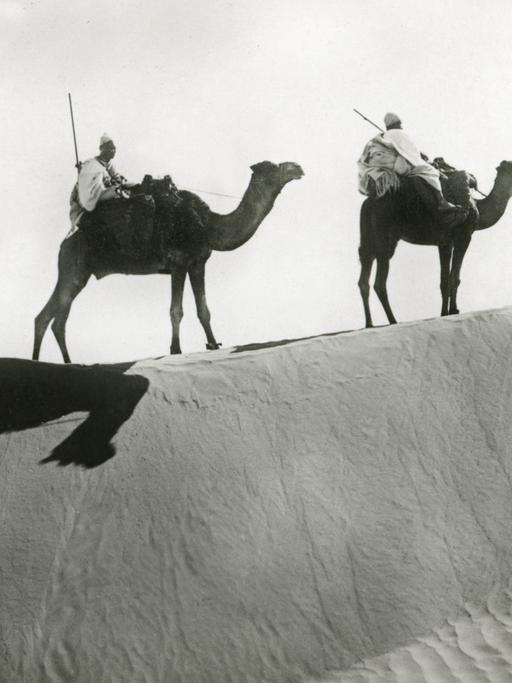 Beduinen in der Sahara, um 1920. Die Wüstenreisende Isabelle Eberhardt konnte nur als Mann verkleidet reisen.
