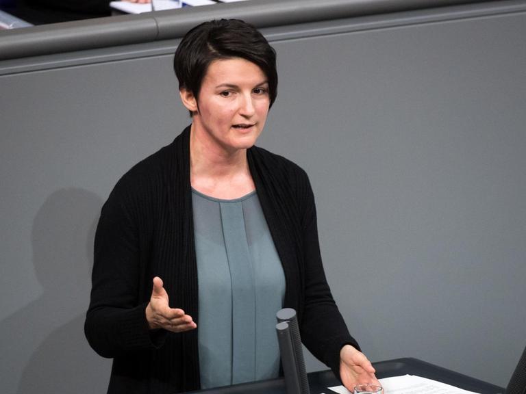 Irene Mihalic (Bündnis 90/Die Grünen) spricht am 17.02.2017 bei der Sitzung des Deutschen Bundestages in Berlin.