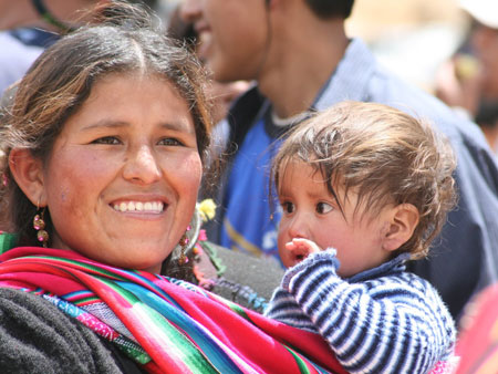 Frau mit Kind, Bolivien - für den Sonntagsspaziergang!