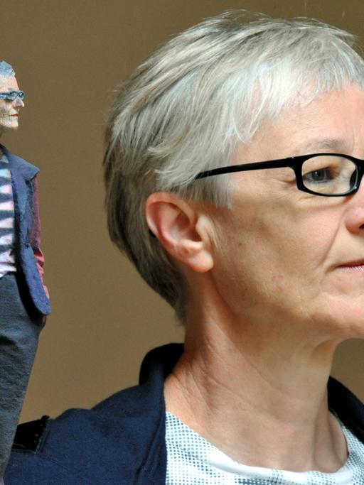 Die Künstlerin Karin Sander schaut im Hans-Thoma-Museum in Bernau neben ihrer Skulptur "Karin Sander 1:5" in den Raum.
