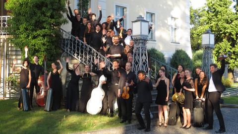 Die Teilnehmer des Krzyzowa Music Festivals stehen mit ihren Instrumenten auf der Treppe des Gutshauses der Familie Moltke in Kreisau