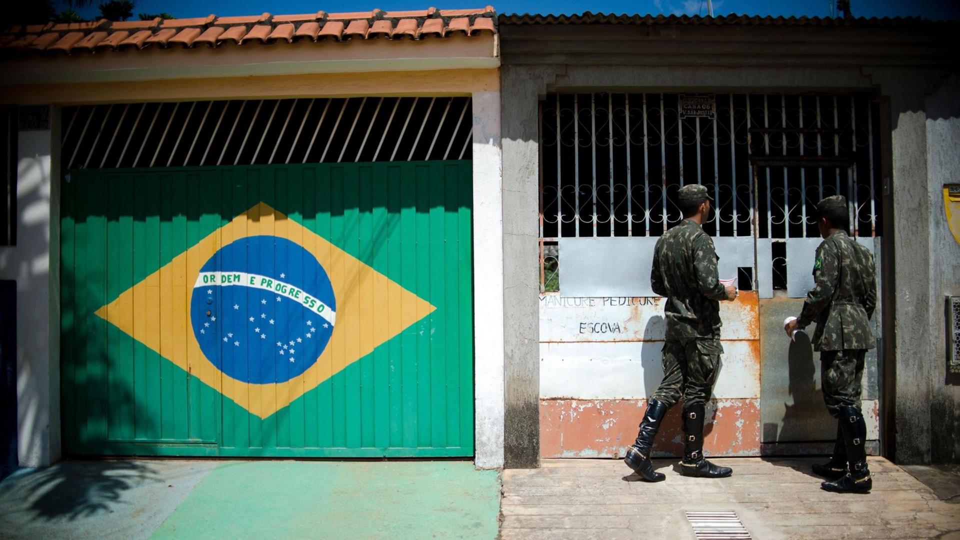 Brasilianische Soldaten informieren über das Zika-Virus