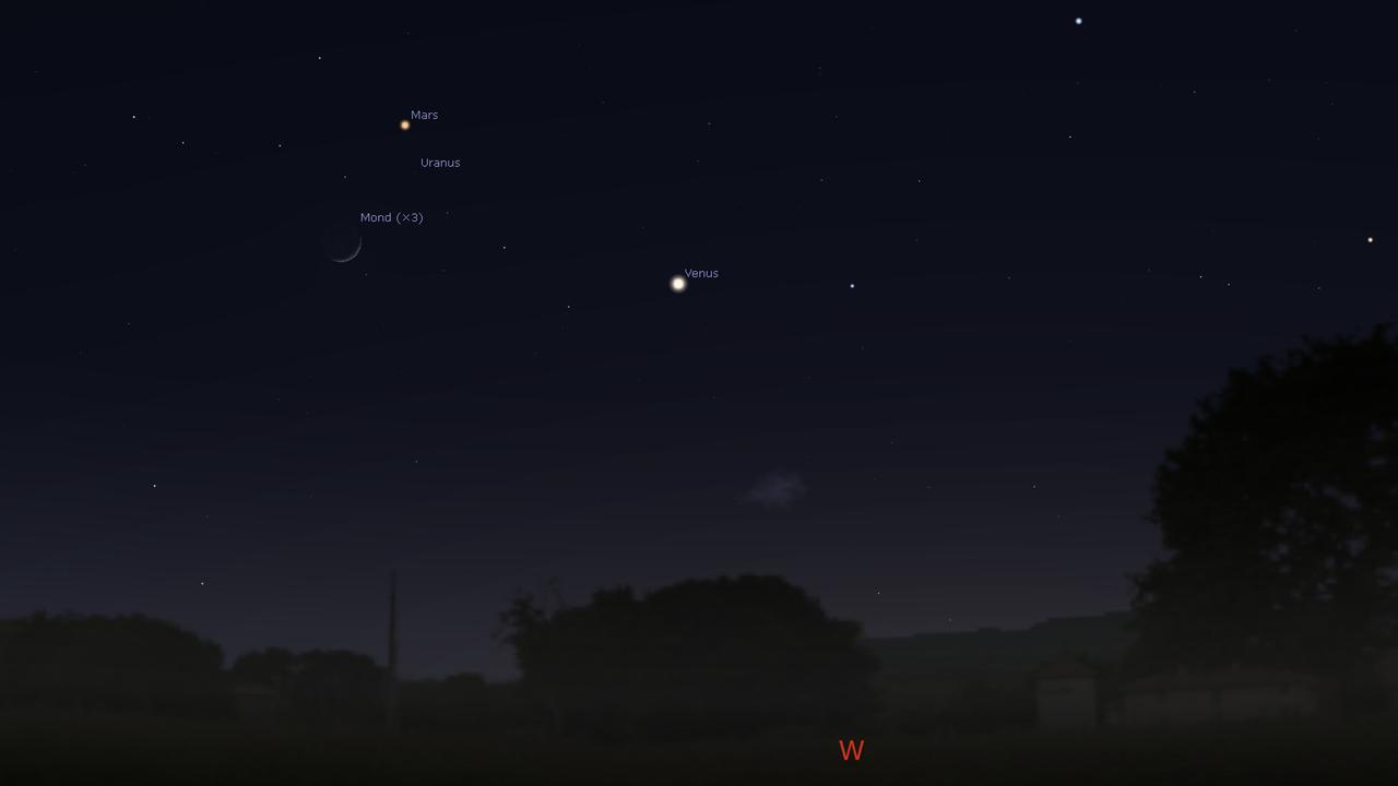 Die Mondsichel und drei Planeten am westlichen Abendhimmel.