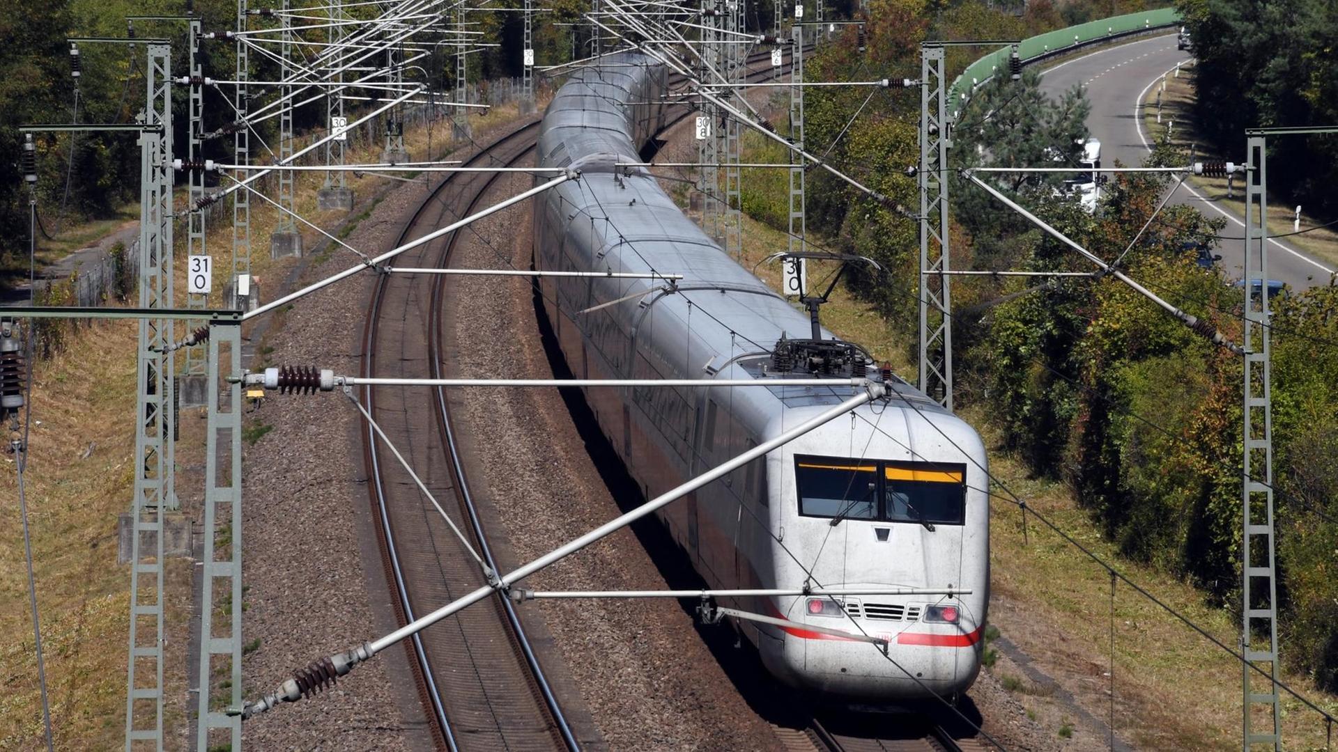 Ein ICE der Deutschen Bahn fährt bei Wiesental auf der Schnellfahrstrecke Mannheim-Stuttgart.