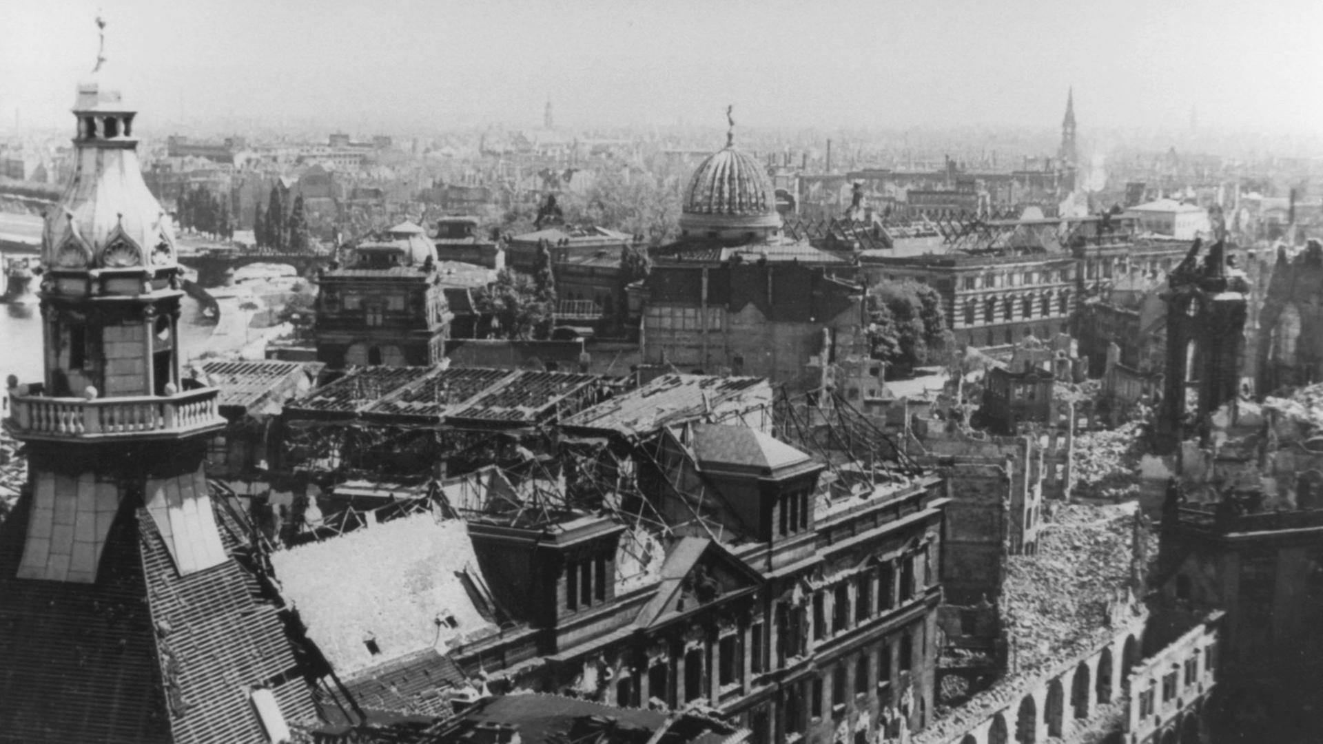 Dresden nach den Luftangriffen vom 13. und 14. Februar 1945 - bei denen die historische Innenstadt fast völlig zerstört wurde, bis zu 25.000 Menschen fanden den Tod.