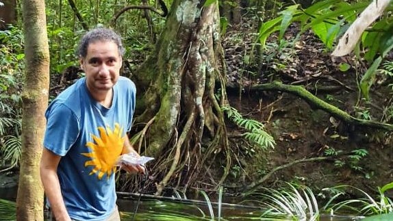 Der Zoologe David des Santana vom Smithsonian Institution in Washington D.C  auf der Suche nach Zitteraalen im Amazonasgebiet
