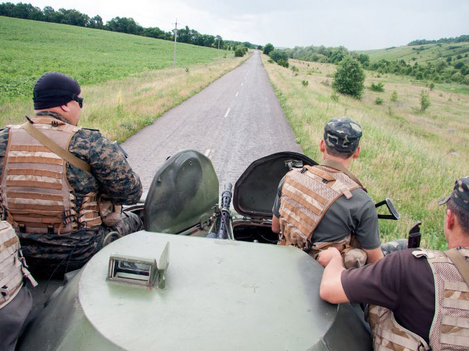 Ukrainische Truppen patroullieren an der Grenze zu Russland bei Charkiw.