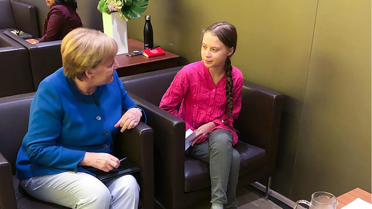 23.09.2019, USA, New York: Bundeskanzlerin Angela Merkel (CDU) trifft sich am Rande des UN-Klimagipfels mit der Klimaaktivistin Greta Thunberg. Bei dem UN-Klimagipfel sollen Dutzende Staats- und Regierungschefs neue Pläne gegen die Klimakrise vorstellen.