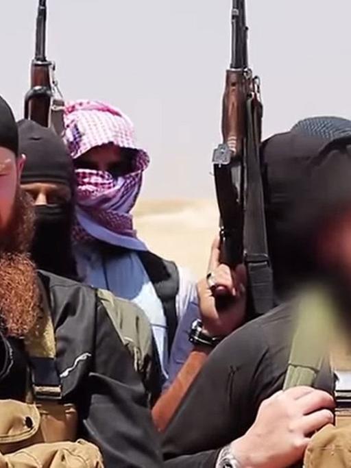 Ein von Dschihadisten ausgehändigtes Foto zeigt mutmaßliche Mitglieder der Terrorgruppe IS, darunter der Militärchef und gebürtiger Georgier Abu Omar al-Shishani (links)
