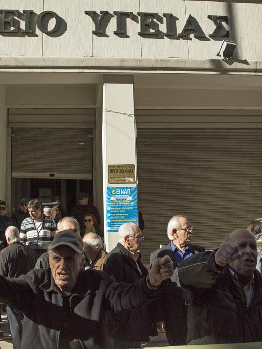 Am 23.11.2017 protestierten griechische Rentner gegen die Sparpolitik.