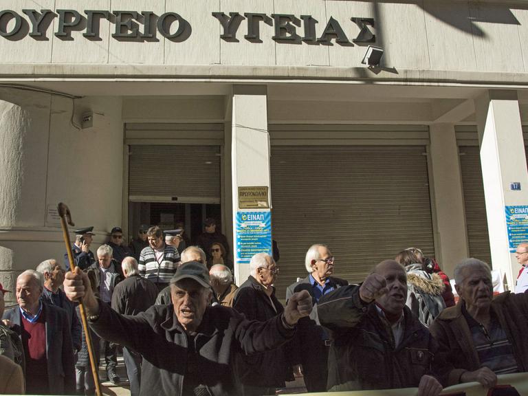 Am 23.11.2017 protestierten griechische Rentner gegen die Sparpolitik.