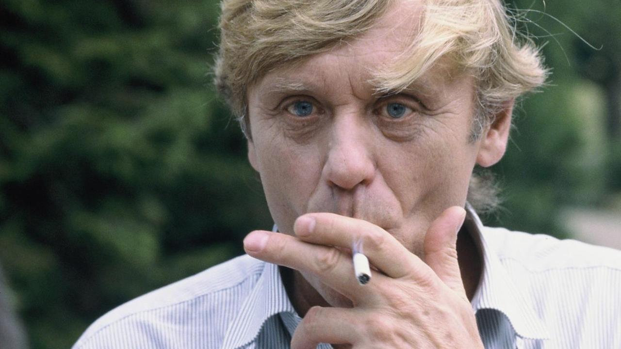Der Schauspieler Horst Frank zieht an einer Zigarette im Jahre 1990 (* 28. Mai 1929 in Lübeck;  25. Mai 1999 in Heidelberg)