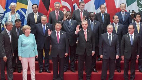 Die Teilnehmer des G20-Gipfels stellen sich in Hangzhou (China) zum Gruppenbild zusammen.