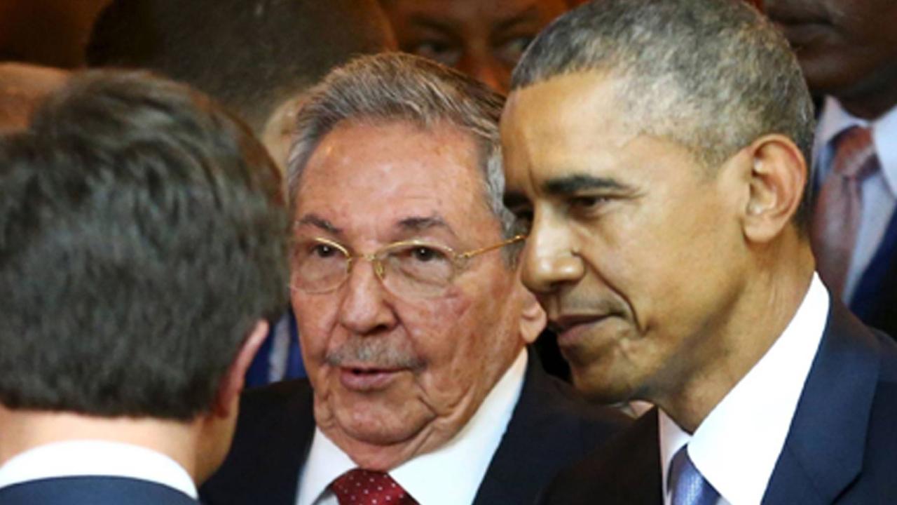 Die Staatschefs Castro und Obama stehen nebeneinander.