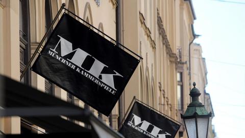 Fahnen mit dem Logo der Münchner Kammerspiele hängen in München am Schauspielhaus der Münchner Kammerspiele.