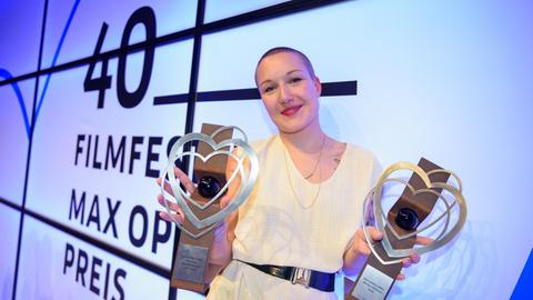 Regisseurin Susanne Heinrich hält nach der Preisverleihung des 40. Filmfestival Max Ophüls Preis ihre Trophäen für den Max Ophüls Preis Bester Spielfilm und Preis der ökumenischen Jury in der Hand, die sie für ihren Film "Das melancholische Mädchen" erhalten hat.