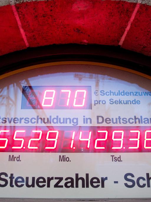 Das Foto vom 18.01.2013 in Berlin zeigt die Schuldenuhr des Bundes der Steuerzahler in Berlin.