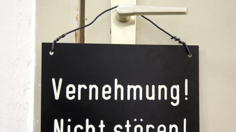 "Vernehmung! Nicht stören!" steht am 10.01.2014 auf einem Schild an einer Tür der Kriminalpolizeiinspektion Rostock