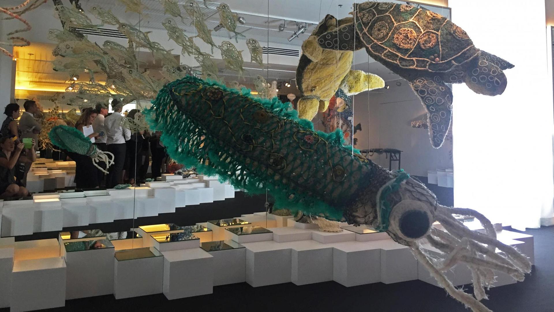 Zu sehen sind Schildkröten- und Tintenfisch-Skulpturen - gefertigt aus alten Fischernetzen.