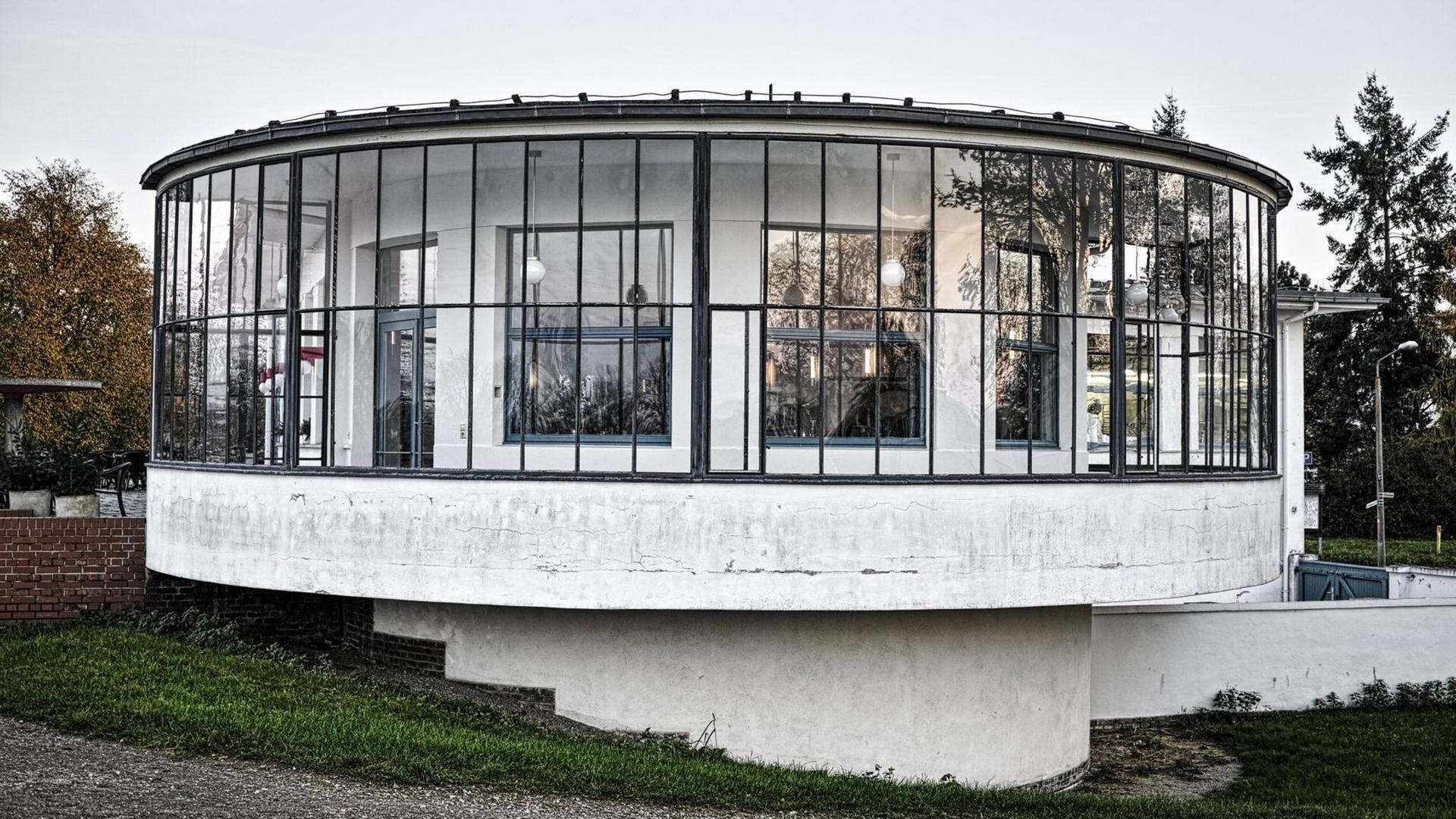 Der gläserne Rundbau, auch Kornhaus genannt, vom Bauhausarchitekten Carl Fieger steht in Dessau