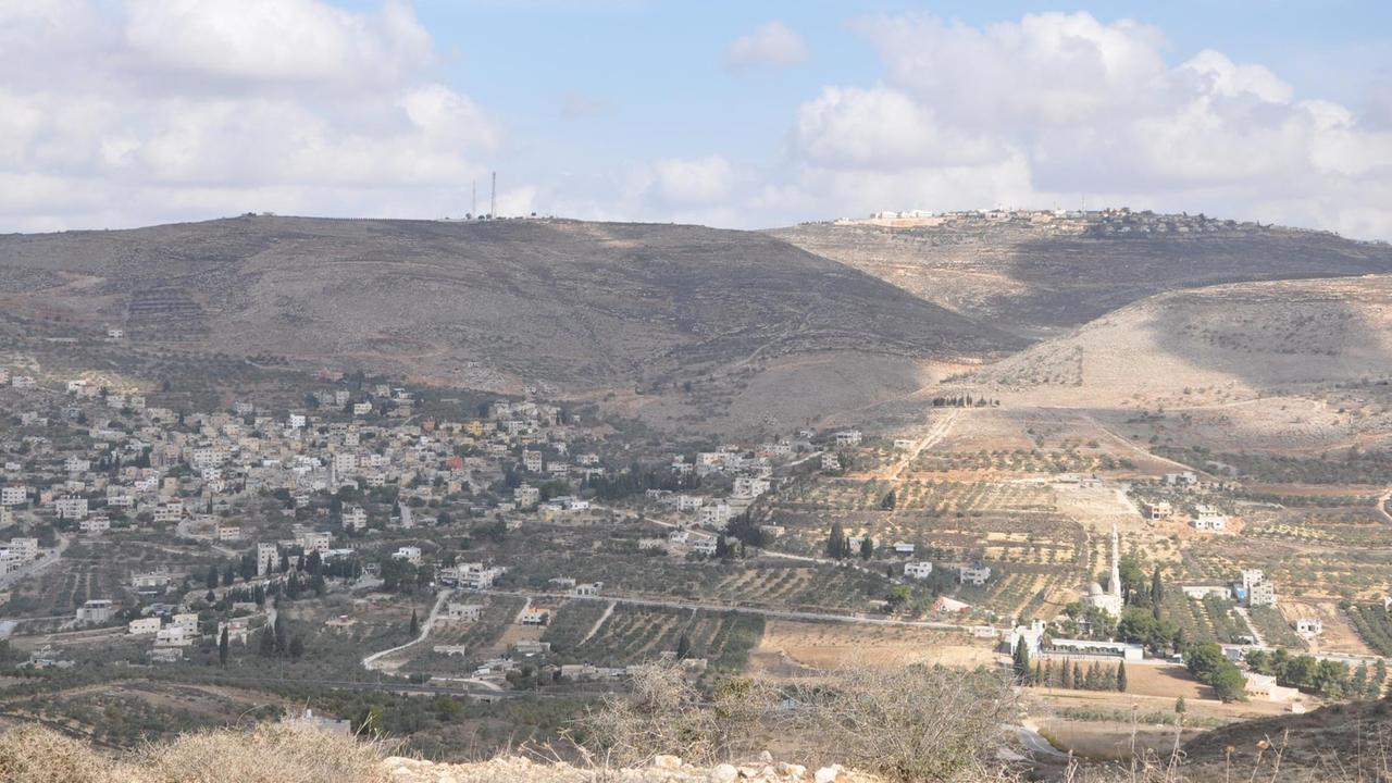 Realität im Westjordanland - unten palästinenisch, oben israelische Siedlung