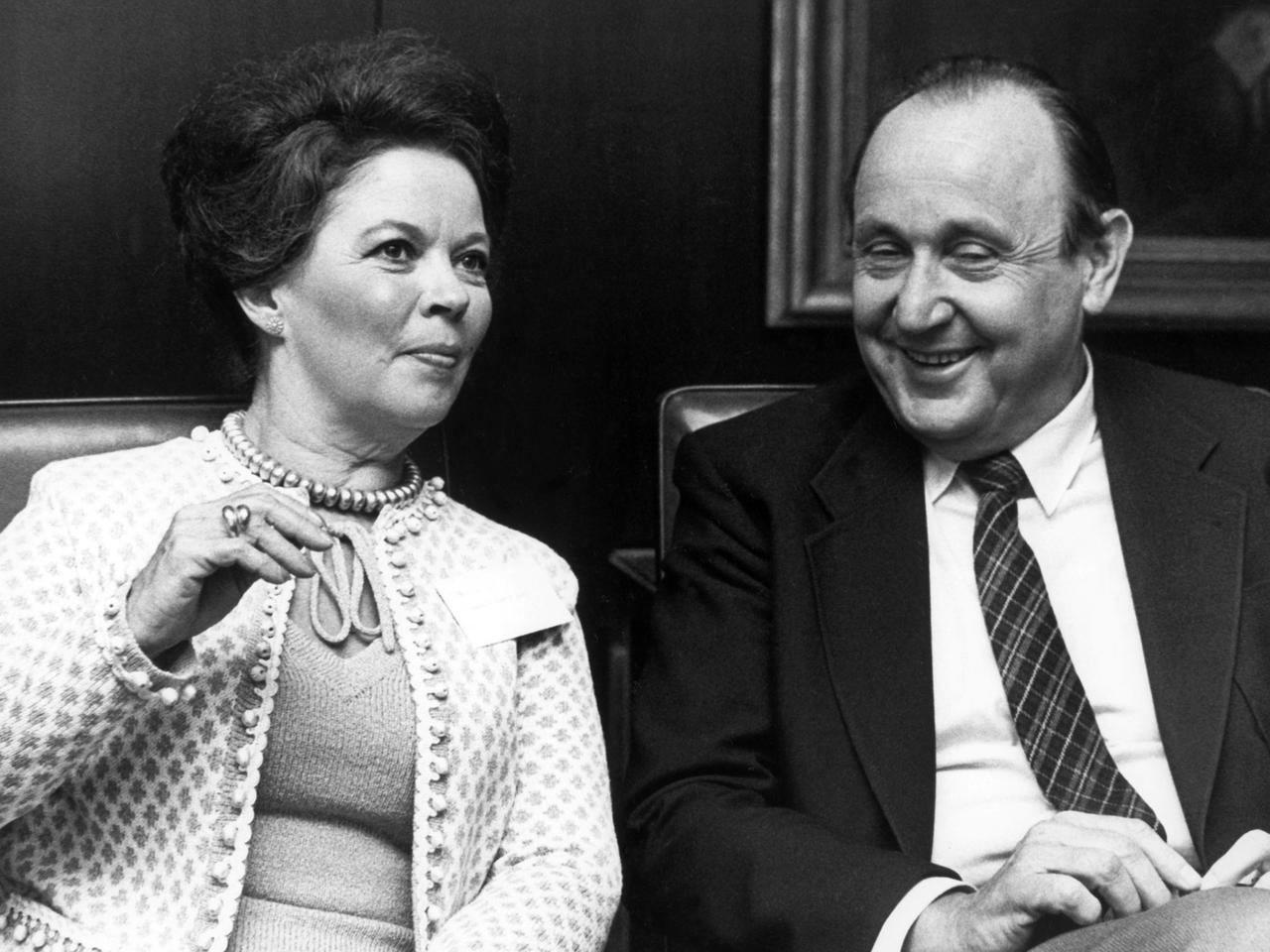 Die US-Diplomatin und ehemalige Schauspielerin Shirley Temple und der damalige Bundesaußenminister Hans-Dietrich Genscher bei einem Treffen im Auswärtigen Amt in Bonn, aufgenommen am 23.6.1981