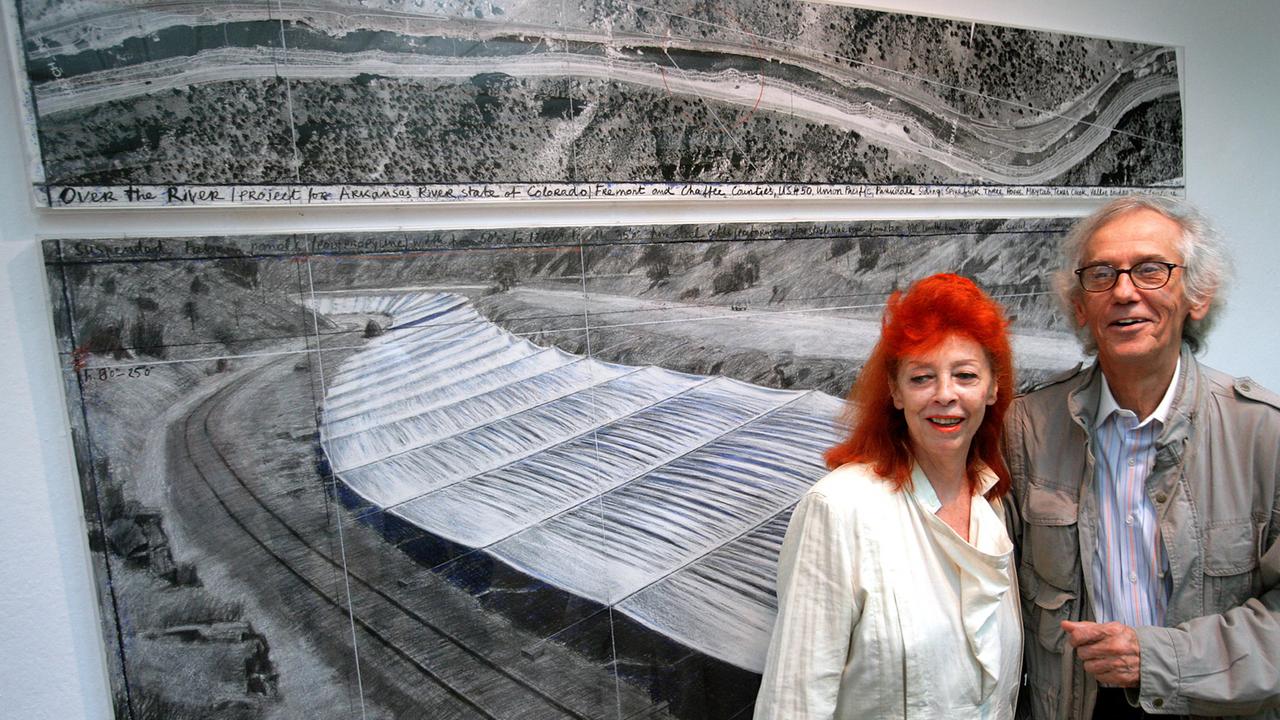 Das Künstlerpaar Christo und Jeanne-Claude zeigte im Jahr 2006 in der Rostocker Kunsthalle erstmals aktuelle Entwürfe zu ihrem Projekt "Over the river", einer Verhüllung des Flusses Arkansas im US-Bundesstaat Colorado, in der Öffentlichkeit.