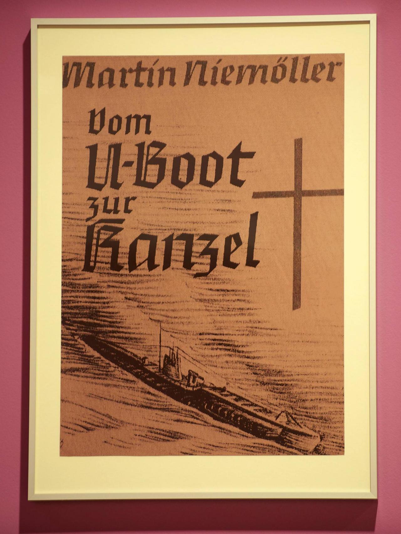 Martin Niemöllers Memoiren "Vom U-Boot zur Kanzel" aus dem Jahr 1934 als Exponat aus der Ausstellung "Leben nach Luther. Eine Kulturgeschichte des evangelischen Pfarrhauses" im Deutschen Historischen Museum in Berlin im Jahr 2013.