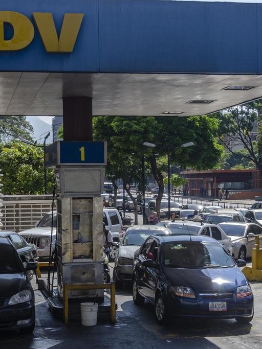 Vor einer Tankstelle in Venezuela hat sich eine lange Schlange gebildet. Im ölreichsten Land der Welt herrscht Benzinknappheit
