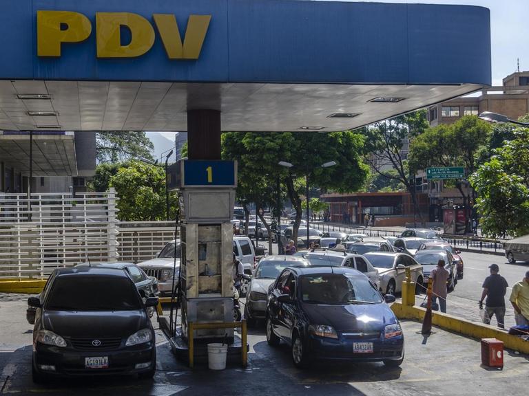 Vor einer Tankstelle in Venezuela hat sich eine lange Schlange gebildet. Im ölreichsten Land der Welt herrscht Benzinknappheit