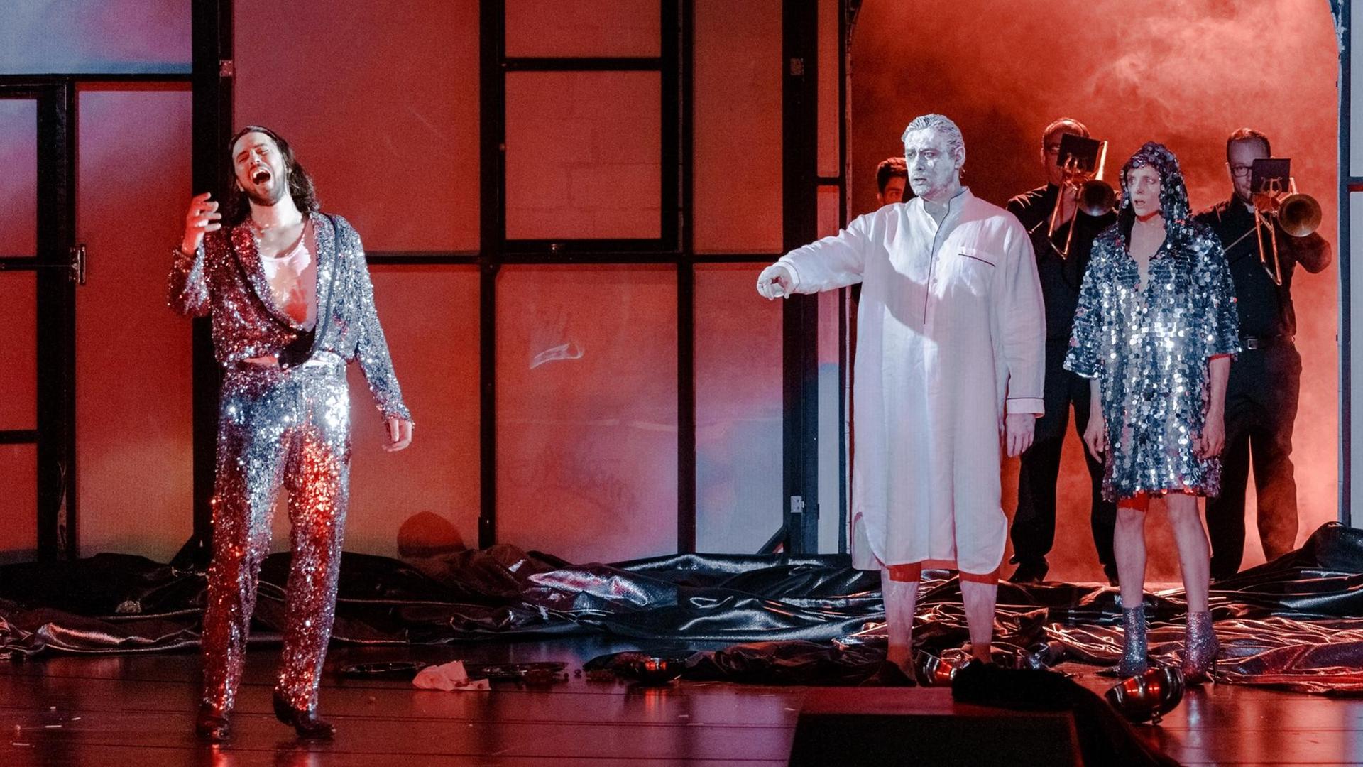 16.10.2019, Hamburg: Die Sänger Andrè Schuen (l-r) als Don Giovanni, Alexander Tsymbalyuk als Il Commendatore und Anna Müller als Tod spielen auf der Fotoprobe von "Don Giovanni".