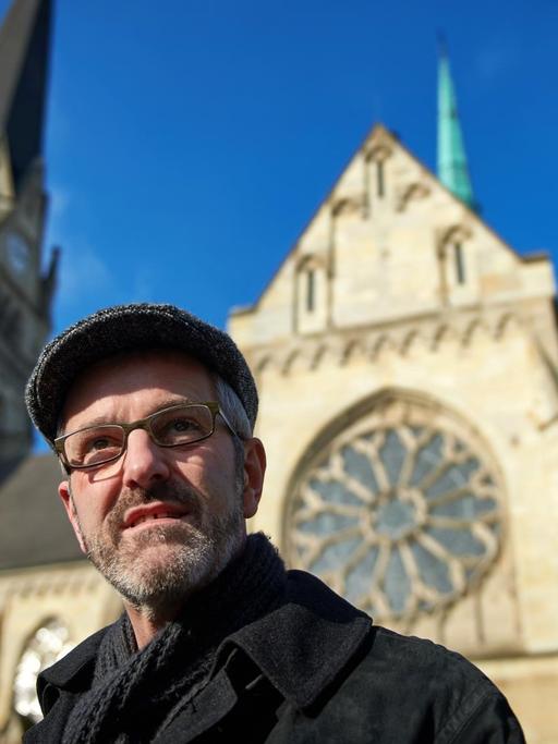 Thomas Frings vor dem Kirchengebäude seiner ehemaligen Gemeinde in Münster.